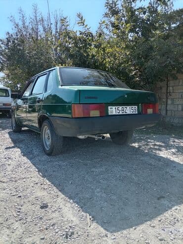 sürücülük vəsiqəsi tələb etməyən motosiklet: VAZ 21099, yaşıl rəngli sedan. Xüsusiyyətlər: - 4 qapı, ön ötürücülü — 2