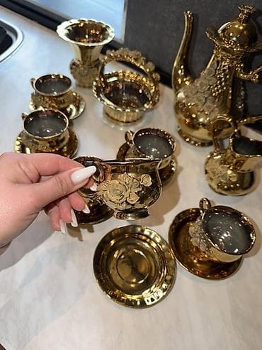Bağ evi və bağ üçün hərşey: Qızılı bəzəkli klassik çay/espresso dəsti Tərkibi: - 1 ədəd qapaqlı — 2