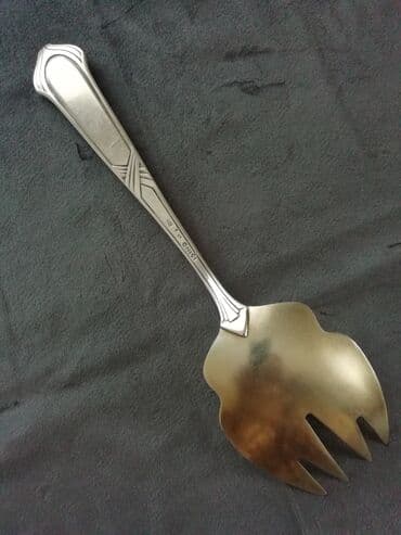 qab qacaq dəsti: Gümüşü dörd dişli, dekorativ naxışlarla bəzədilmiş salat çəngəli — 2