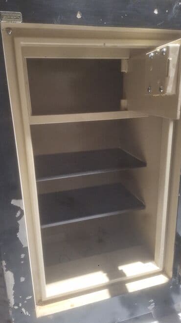 Məhsul: Metall kassalı seyf - Marka: Çelik Montaj (etiket üzərində