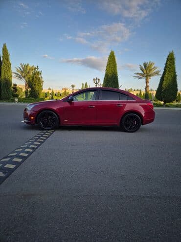 Chevrolet Cruze – tam ölçülü sedan, qırmızı rəngdə, idman üslubunda