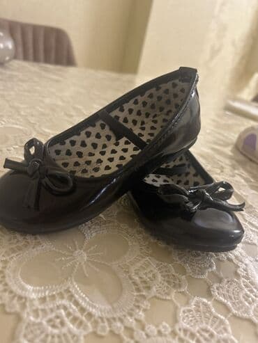 məktəb çantaları və qiymətləri: Uşaq ayaqqabıları dəsti ikisi 20 azn 27 razmer qara 26 ise krasovka — 2