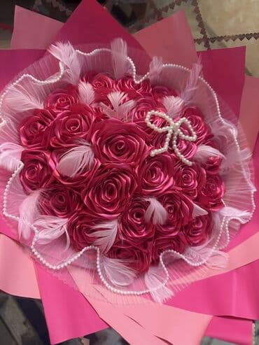 Məxməri effektli süni qızılgüllərdən hazırlanmış dekorativ buketlər -