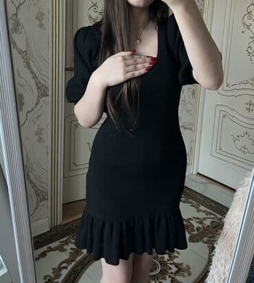 Daraq panellər: Qara rəngli qadın paltarı - Model: qısa, bədənə oturan siluet - — 1