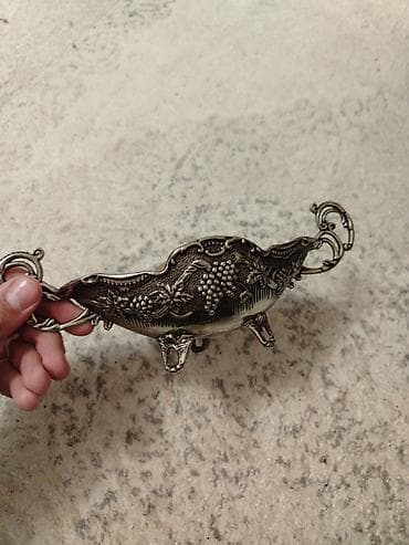 konfet qabı: Gümüş rəngli dekorativ qab – üzüm naxışlı, ayaqlı və iki tutacaqlı. - — 2