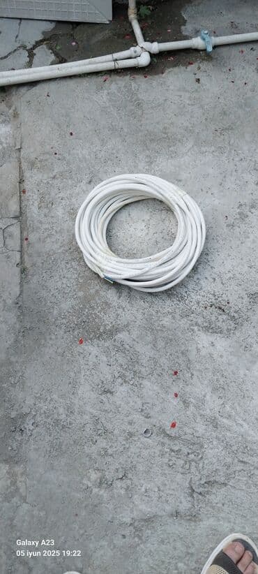 катушки для проволоки: Ağ rəngdə, sarğı şəklində olan kabel. Elektrik işləri və ya digər — 1