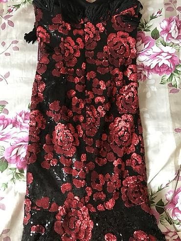 don: Qırmızı güllü payetli gecə libası - Model: çiyinləri açıq, strapless — 2
