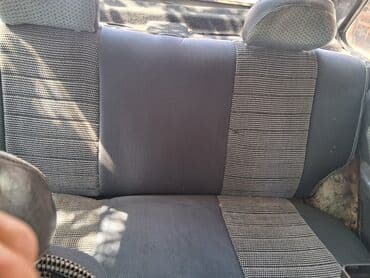 06 sekileri: VAZ 21099 sedan – qızılı rəng, 4 qapılı, ön ötürücülü. Mexaniki — 6