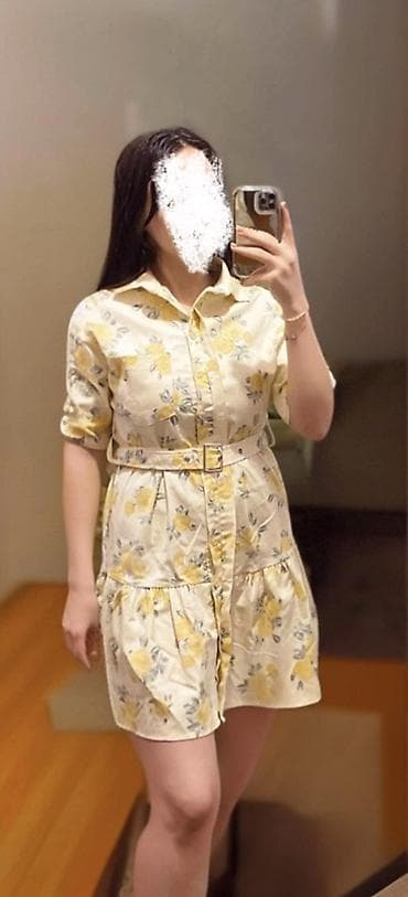 sarafanlar 2020: Qadın paltarı – çiçək naxışlı, kəmərli, qısa model - Rəng: açıq bej — 1