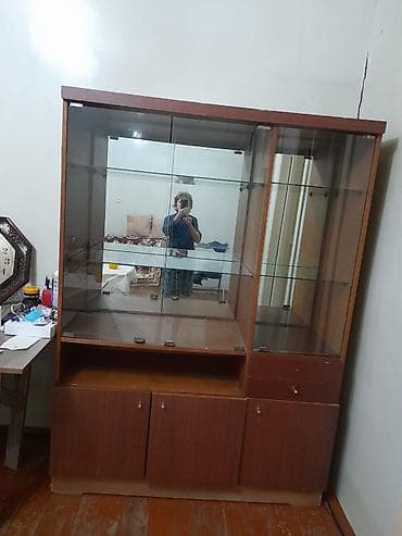 qapilar gence: Vitrinli bufet-dolab - Material: taxta karkas, şüşə vitrinlər - Rəng — 1
