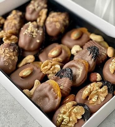 Şokoladlı quru meyvə və qoz-fındıq assortisi – hədiyyə qutusu - Süd