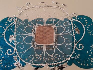 yastiq uzu: Gümüşü rəngli, bəzəkli metal meyvə səbəti. Səbətin mərkəzində hörülmüş — 3