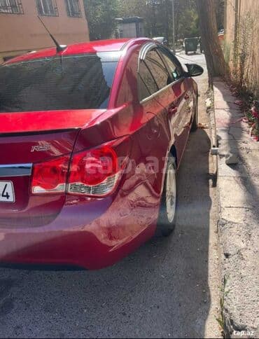 turbo az qız maşınları: Chevrolet Cruze sedan – RS paketli, qırmızı rəng. - Kuzov: 4 qapılı — 3