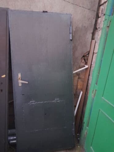 Dəmir qapı - Material: qalın metal/dəmir konstruksiya - Rəng: tünd