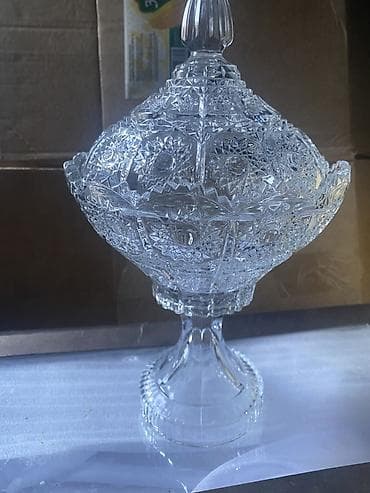 Büllur şirniyyat qabı – qapaqlı, ayaqlı - Material: şəffaf kəsmə