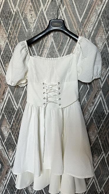 Ağ rəngli qısa don – romantik üslub - Model: kvadrat bələkli, qısa
