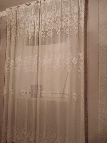 pencere perde: Ağ rəngli tül pərdə. O vaxtın cehizliyidir. Evin hündürlüyünə gödək — 2