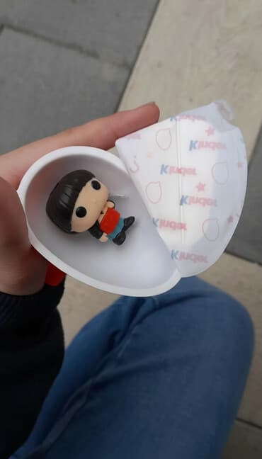 saç broşkası: Məhsul: Kinder sürpriz kapsulundan çıxmış kiçik fiqur/asma aksesuar — 1