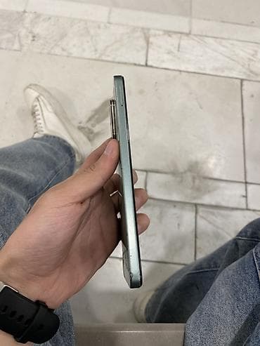 minik telefonlar: Məhsul: Yaşıl rəngli smartfon Xüsusiyyətlər və təsvir: - Korpus: Mat — 3