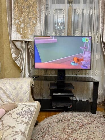 Düz TV altlığı, Polkalı, Şüşəli