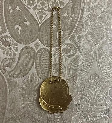 qapi ustu asmalar: Bu açar zənciri Bakının simvolu olan Alov Qüllələrinin miniatür — 2