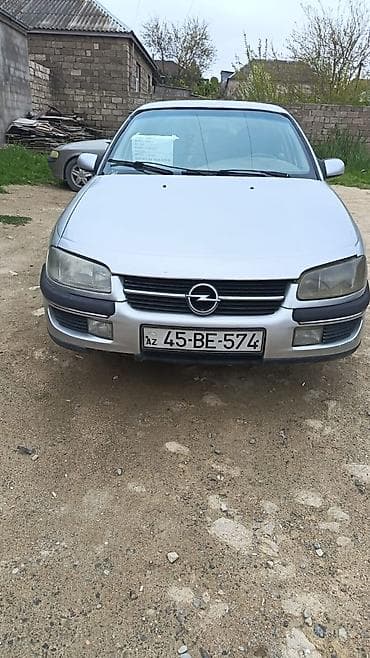 Opel sedan – gümüşü rəngdə, ön radiator barmaqlığında klassik Opel
