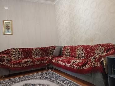 Künc divan – L formalı, yumşaq oturacaqlı və hündür metal ayaqlı