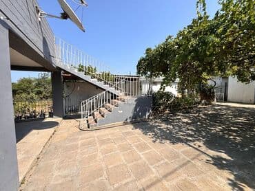 sahil qəsəbəsində evlər: Bağ evi – geniş həyət və teraslı - İki mərtəbəli ev, açıq eyvan və — 14