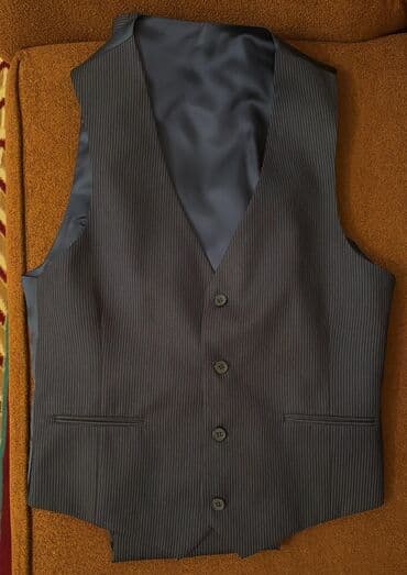 kişi ucun klassik qara kostyum: Bu, rəngli zolaqlı naxışa malik olan tünd rəngli klassik kişi — 2