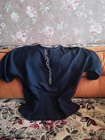 Qadın bluzu – tünd mavi rəngdə, sərt olmayan toxumalı parça