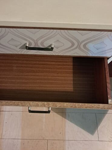 Rəflər, etajerkalar: Retro bufet/vitrin şkaf Metalkənarlı tutacaqlar, konus formalı taxta — 3