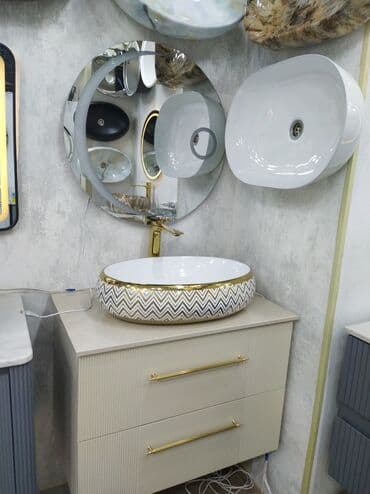 биде накладка на унитаз: Qızılı kranı olan dairəvi ağ unitaz. Qızılı vurğulu, naxışlı dizaynı — 1