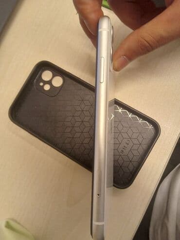 iphone 11 elde: IPhone 11, Gümüşü, Face ID — 1