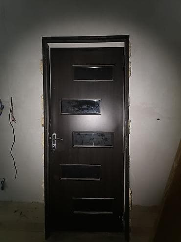 Qapı – modern dizayn, şüşəli dekorativ pəncərələr - Material: metal