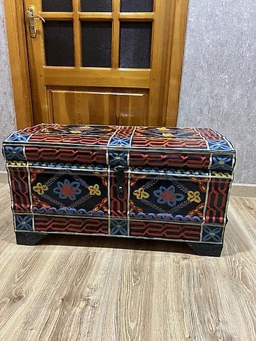 sandıg: Rəngli naxışlarla bəzədilmiş dekorativ sandıq/kofra. Xüsusiyyətlər: - — 1
