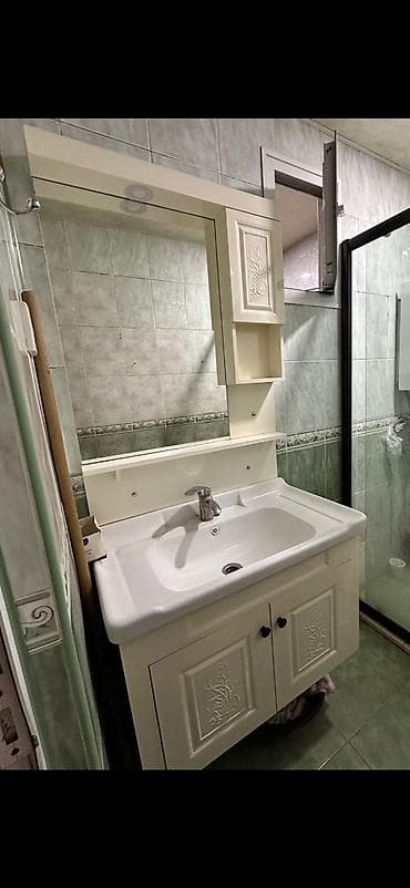 hamam qaplari: Moydadir 150azn. Guzgusu ishiqlidir. Unvan Nesimi m/s. *N17 — 1