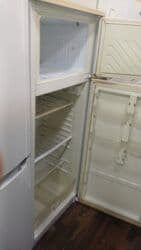 İçki texnikası: İki qapılı məişət soyuducusu - Yuxarıda dondurucu bölmə, aşağıda əsas — 2