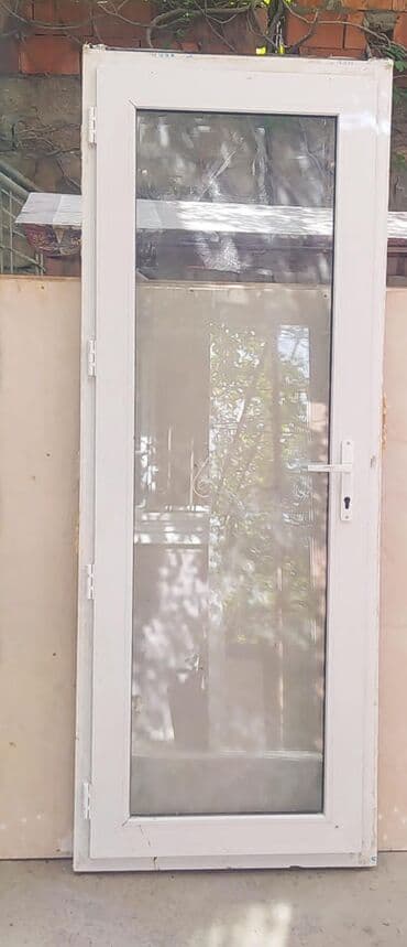PVC şüşəli qapı - Material: ağ rəngli PVC profil - Dizayn: tam şüşəli