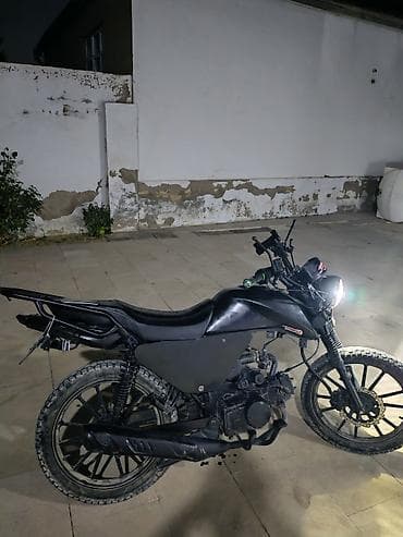 Motosiklet – enduro/street tərzi, mat qara rəngdə. Texniki və