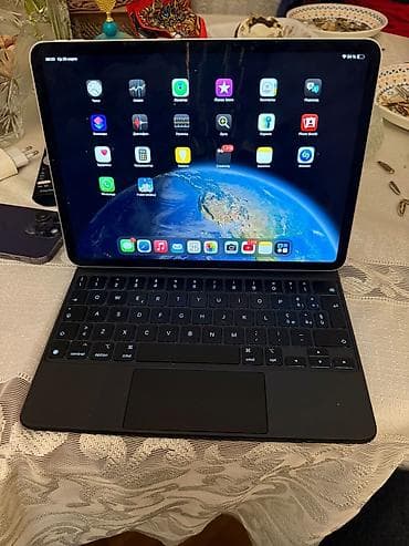 iphone 14 pro yeni: Apple iPad Pro (gümüş rəng) + Magic Keyboard - Model: iPad Pro — 8