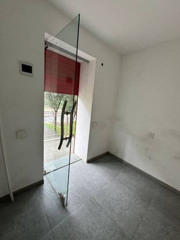 аренда офиса в бизнес центре баку: İCARƏYƏ OBYEKT! 🚨 📍 Gediş-gəlişin çox olduğu, əlverişli yerdə! ✅ EV — 5