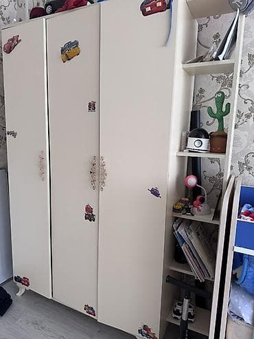 Oğlan və qız üçün, 3 qapılı, Açılan, Düz dolab