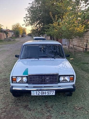 maşin satisi: VAZ 2107 “Jiquli” – sedan, ağ rəng.⁸ - Kuzov: 4 qapı, klassik künclü — 7