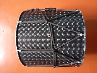 Nağara – 1 ildir alınıb, üstü bəzəkli, qıraqları parlaq. Korpus karbon