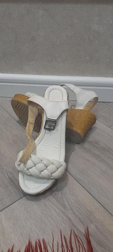 Ağ rəngli xanım sandaleti - Üst hissə: yumşaq dəri görünüşlü material