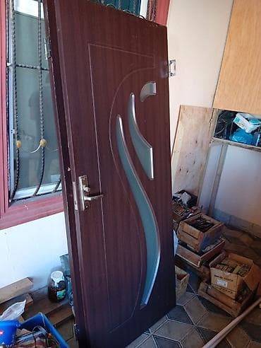 sehf qapi: İç qapı – MDF laminat, tünd qoz rəngində. - Ölçü: təxmini 200x80 sm — 1