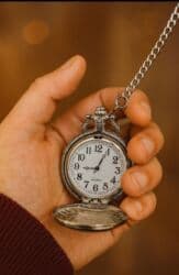 ustunde gerb olan qepik: Zəncirli cib saatı – klassik dizayn - Gümüşü rəngdə metal korpus və — 1