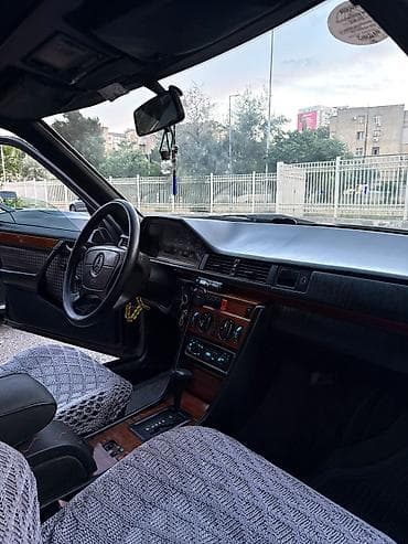 disk qabi: Mercedes-Benz W124: 2.5 l | 1993 il Sedan — 6