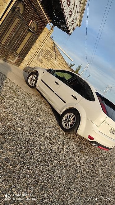 niva maşın: Ford Focus, ağ rəng, 5 qapılı hetçbek. Xarici: - Aqressiv ön bamper — 5
