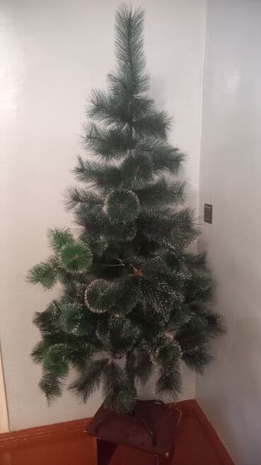 8 noyabr zəfər gününə aid şəkillər: Süni Yeni il şam ağacı - Material: sıx plastik iynəciklər, qar — 1